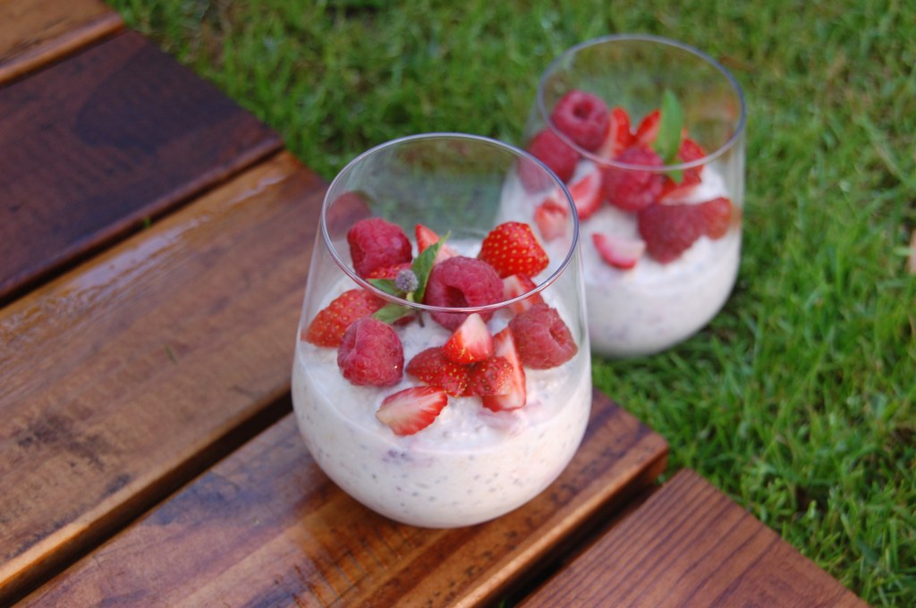 Papas de aveia frias com morango e&nbsp;framboesa