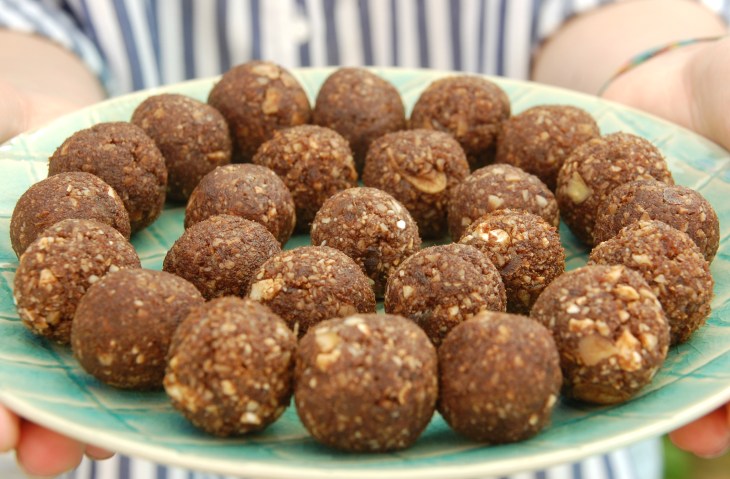 bolinhas-energeticas-de-cacau-cruas-brigadeiros-saudaveis