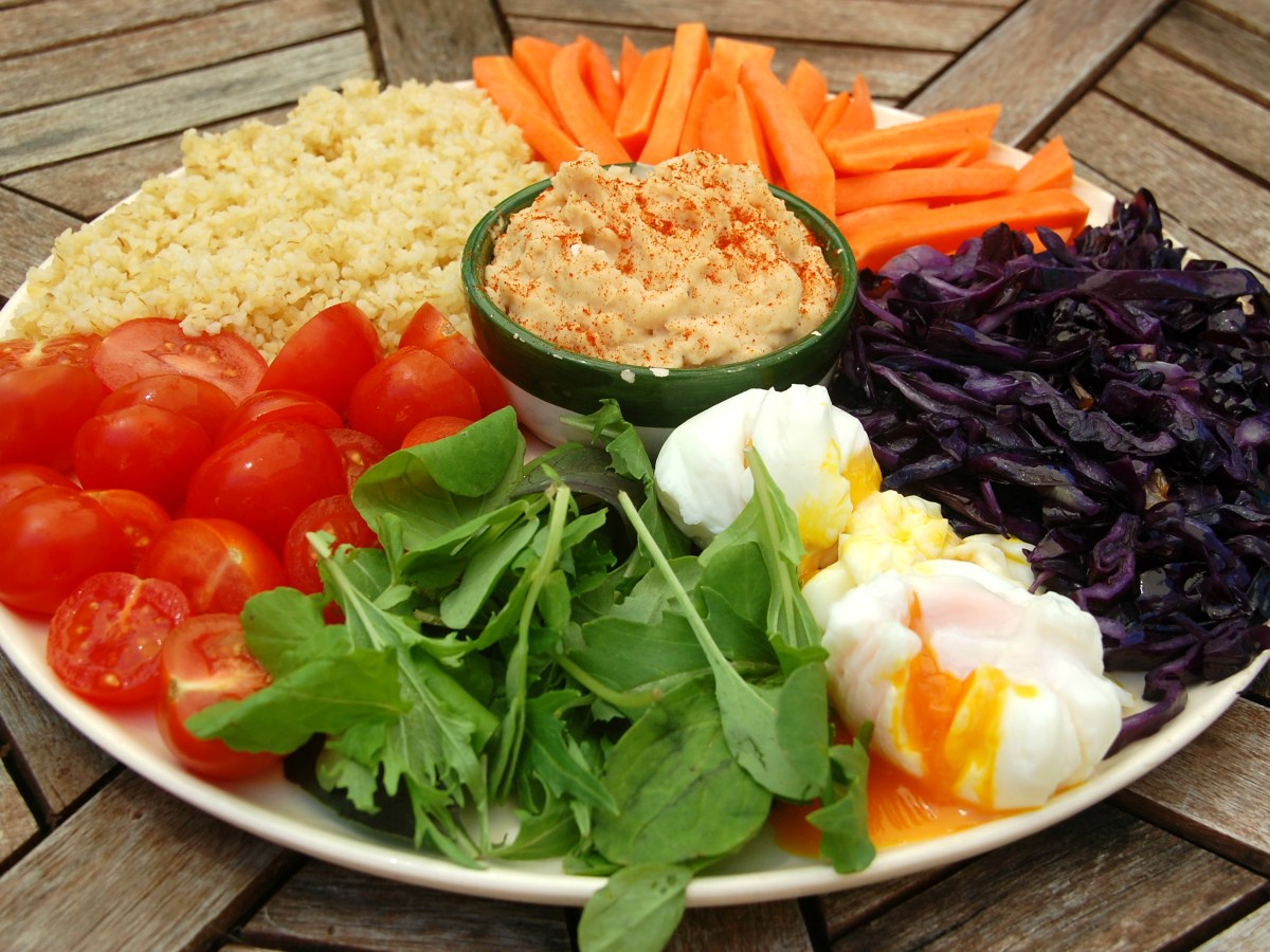 Salada desconstruída com hummus de feijão&nbsp;branco