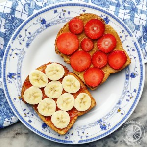 Tosta com compota de morango_manteiga de amendoim e fruta