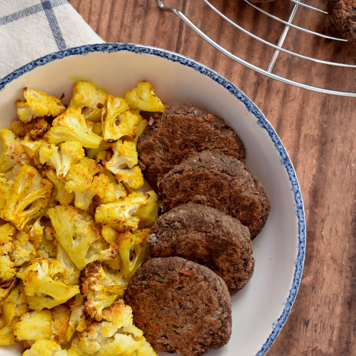 Mini hambúrgueres de feijão preto com couve-flor&nbsp;assada