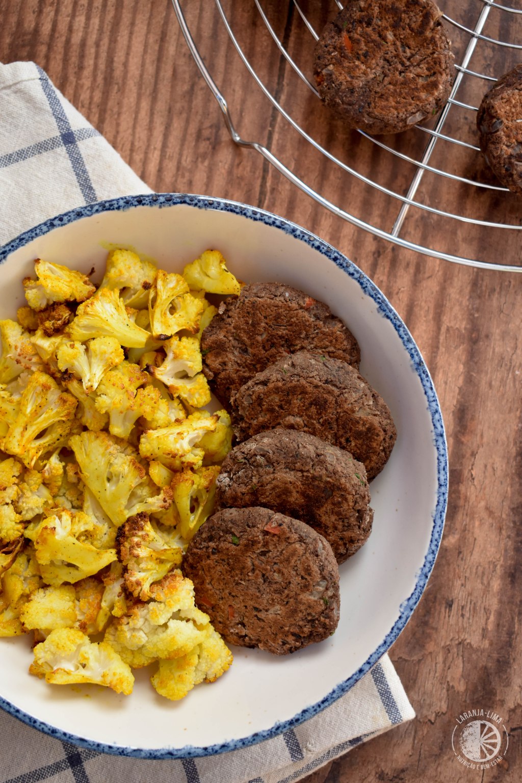 Mini hambúrgueres de feijão preto com couve-flor&nbsp;assada