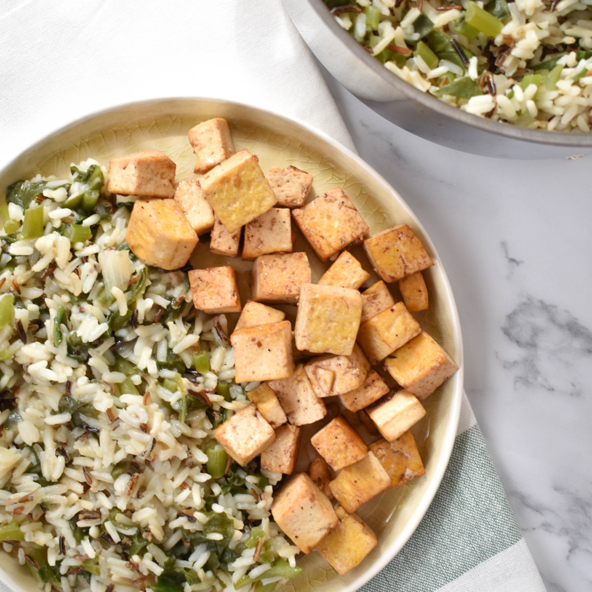 Tofu salteado com arroz de&nbsp;espinafres