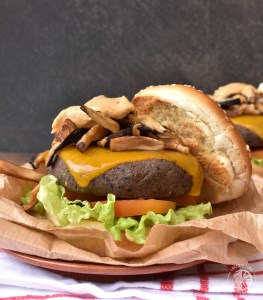 receita de burguer de feijao preto e cogumelos com queijo derretido no pao