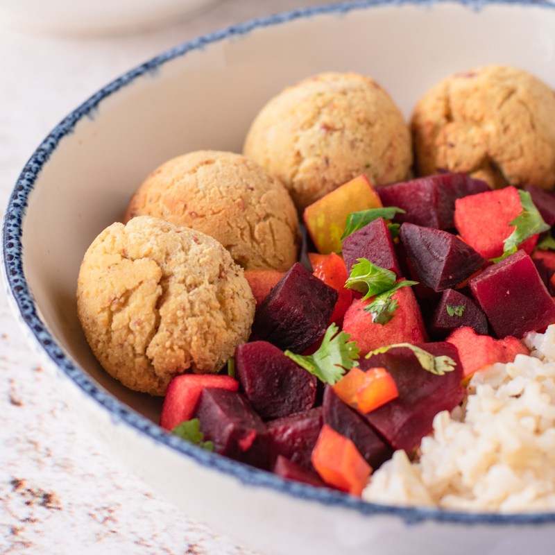 Croquetes de tofu e feijão vermelho com salada fresca de&nbsp;beterraba