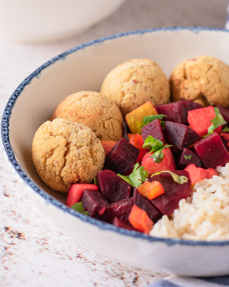 Croquetes de tofu e feijão com salada de&nbsp;beterraba