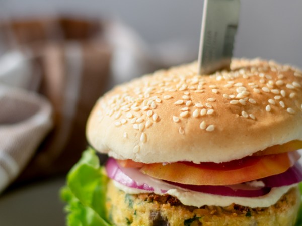 Hambúrguer de grão com maionese&nbsp;vegan
