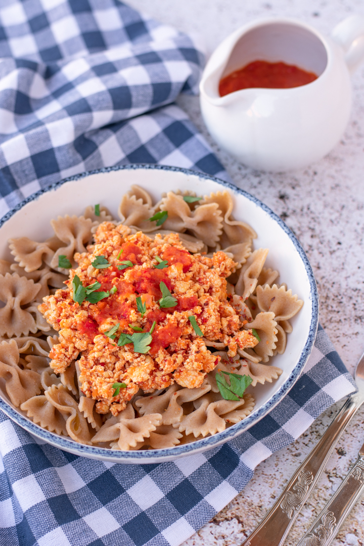 bolonhesa vegan de tofu com molho de tomate coração-de-boi