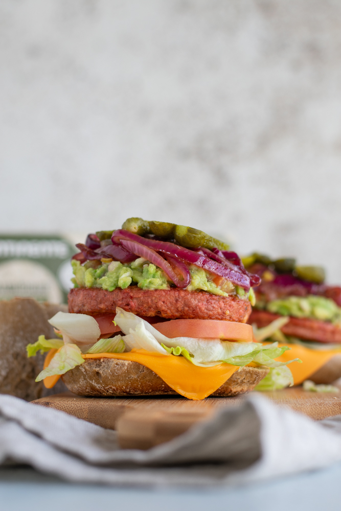 Hambúrguer vegan com abacate e cebola&nbsp;caramelizada