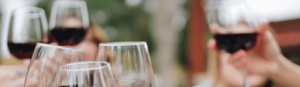 copo de vinho, dois de água